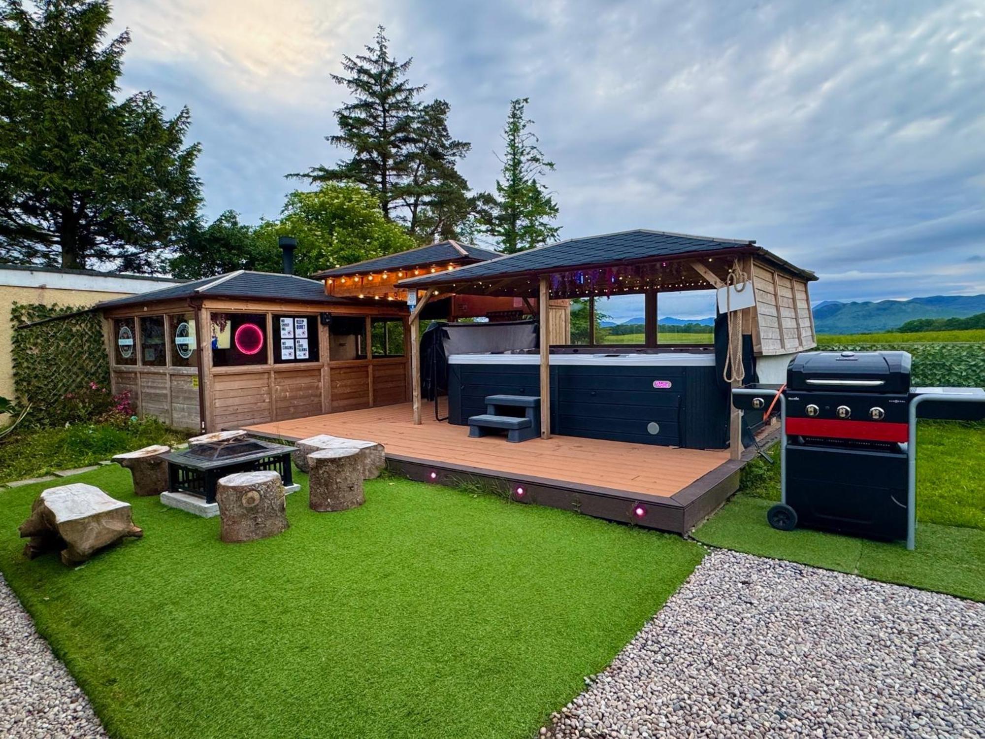 Finn Village "Mountain View Cottage" Private Garden, 9-Seater Hot Tub, Firepit & Pizza Stove 德里门 外观 照片